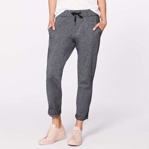 Lululemon On The Fly Pant 28" in Heathered‎ Black